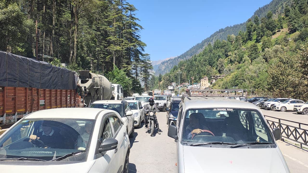 Tourists flock to Shimla: Traffic surges on Circular Road over the weekend, vehicles crawl; watch video.