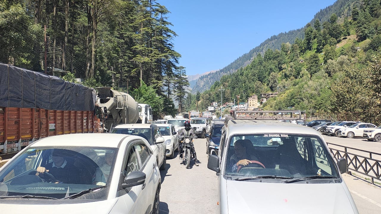 Tourists flock to Shimla: Traffic surges on Circular Road over the weekend, vehicles crawl; watch video.