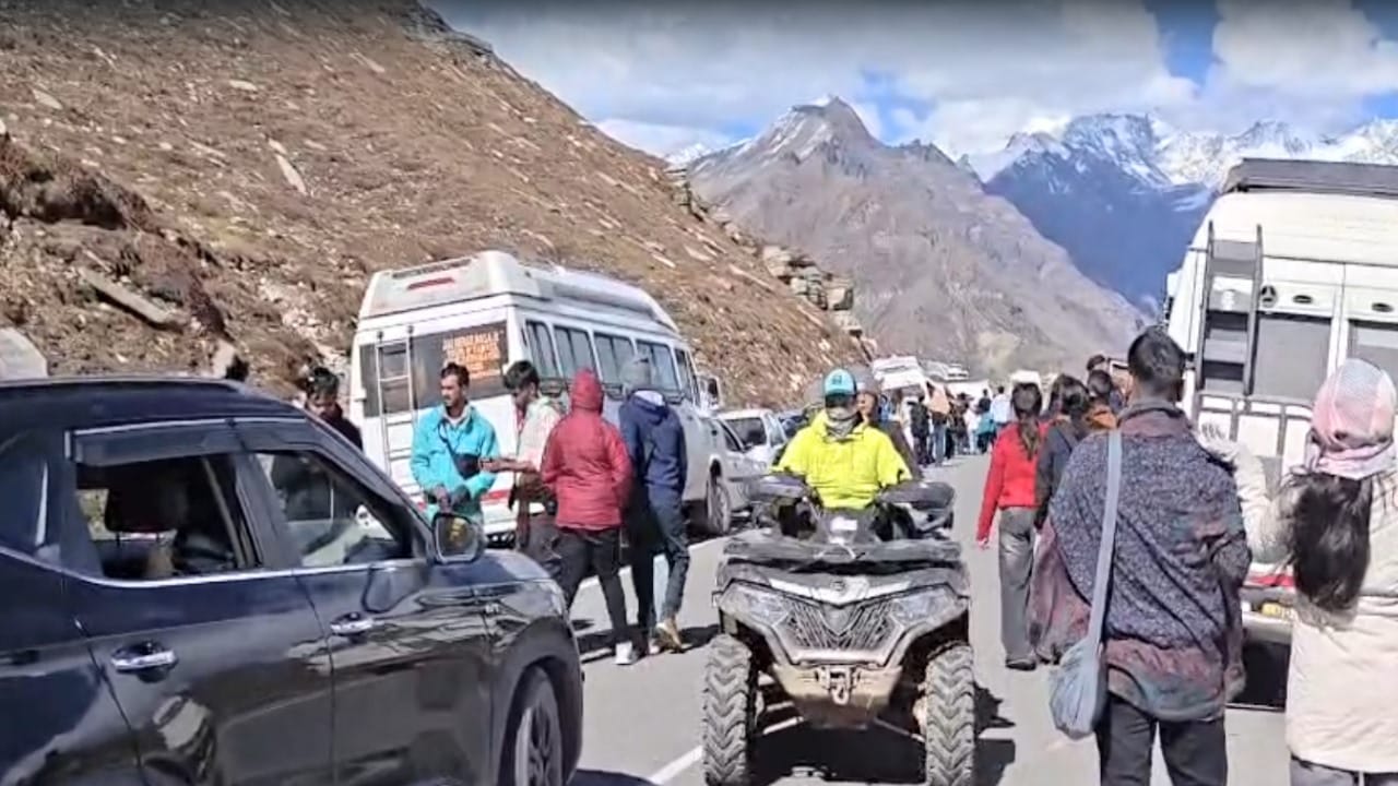 Tourists flock to Shimla: Traffic surges on Circular Road over the weekend, vehicles crawl; watch video.