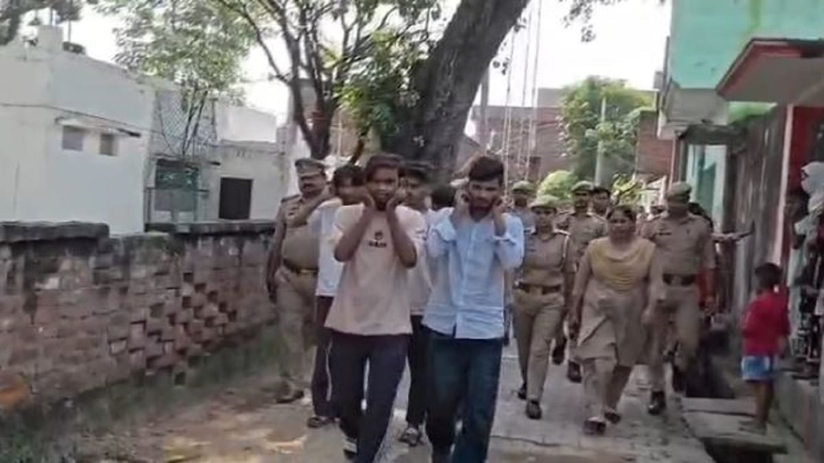 लखीमपुर खीरी: अश्लील इशारे करने के आरोप में छह युवक गिरफ्तार, पुलिस ने कराई परेड तो कान पकड़कर मांगी माफी