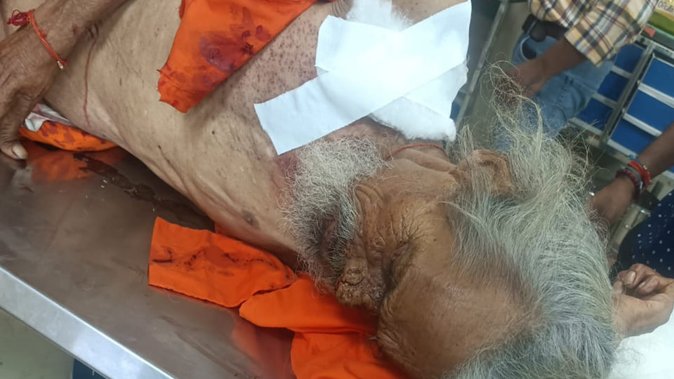 फर्रुखाबाद: आश्रम में रह रहे बाबा को नाती ने मारी दो गोलियां, हालत गंभीर, तमंचा लहराते मौके से फरार हुआ आरोपी