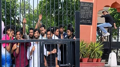 एएमयू प्रॉक्टर ऑफिस पर प्रदर्शन करते छात्र