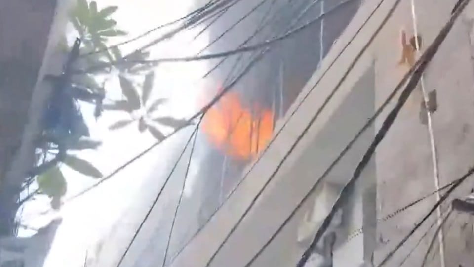 फैक्टरी में लगी आग