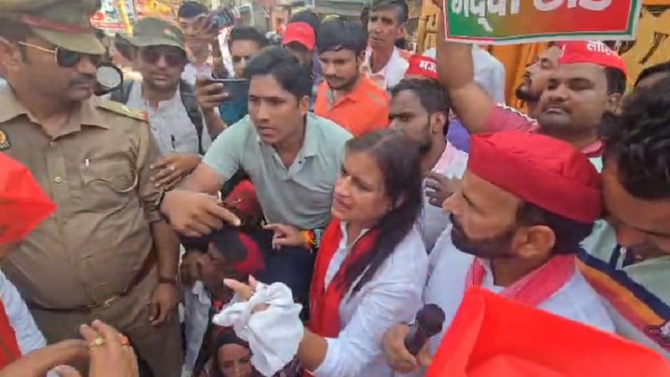 Shamli: Samajwadi Party workers hold a foot march over alleged vote theft; create a ruckus accusing the police