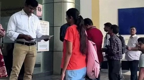 इंदौरः 30 केंद्रों पर असिस्टेंट प्रोफेसर परीक्षा हुई, थ्री-लेयर सुरक्षा घेरे से गुजरे 12 हजार अभ्यर्थी