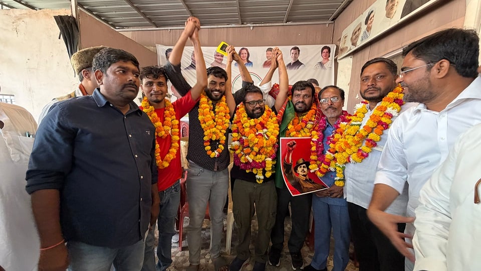 आगरा:  मुख्य चुनाव आयुक्त के आवास पर प्रदर्शन करने वाले कांग्रेसी जेल से रिहा, निकाला जुलूस; पुलिस से नोकझोंक
