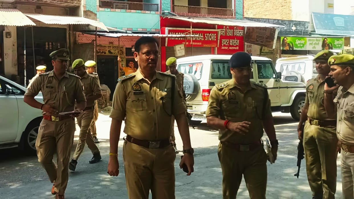 Varanasi Attempted theft District Cooperative Bank iron door cut using gas cutter thieves fled