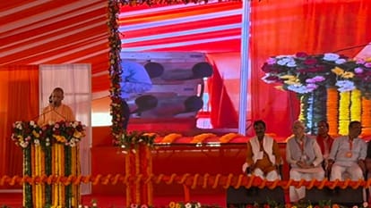 Bhadohi Chief Minister yogi adityanath visits Carpet Expo Mart  praises carpet craftsmanship