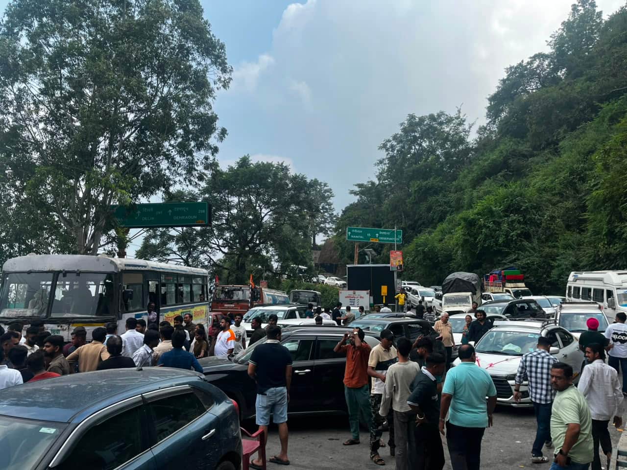 Tourists Huge Crowd in Uttarakhand Nainital Mussoorie Kainchi Dham On Weekend Long Traffic Jam
