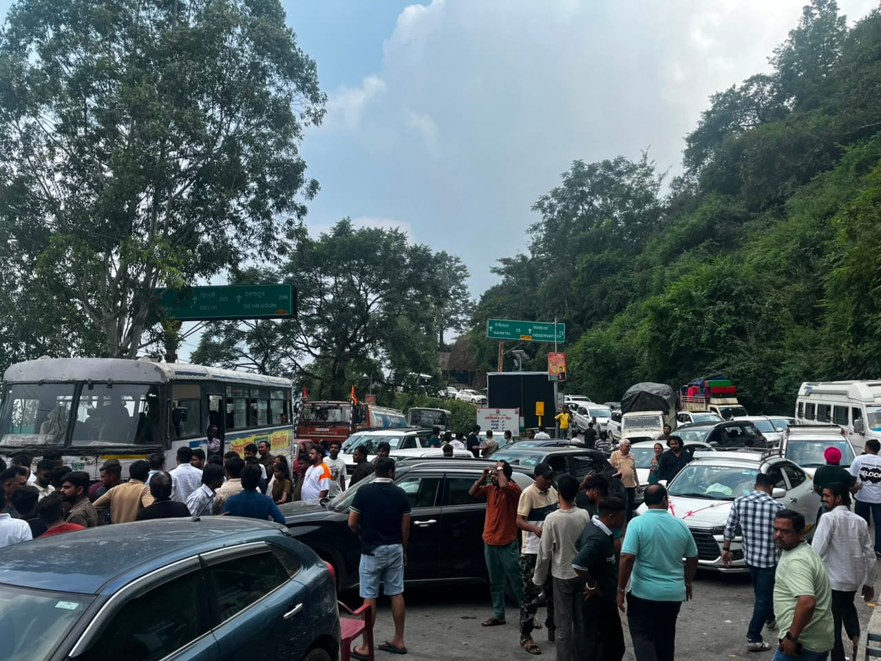 Tourists Huge Crowd in Uttarakhand Nainital Mussoorie Kainchi Dham On Weekend Long Traffic Jam