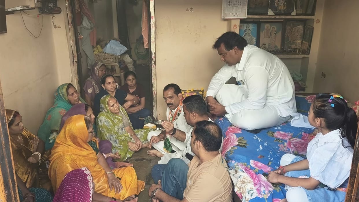 Congress leaders visited Bhagirathpura settlement; affected families demanded punishment for the guilty.