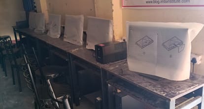 आईसीटी लैब में ढके रखे कंप्यूटर