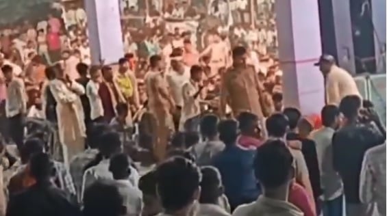महोबा जल विहार मेले में बवाल: ‘संडे को प्यार...' गीत पर बेकाबू हुई भीड़, पुलिस ने भांजी लाठियां, जांच शुरू