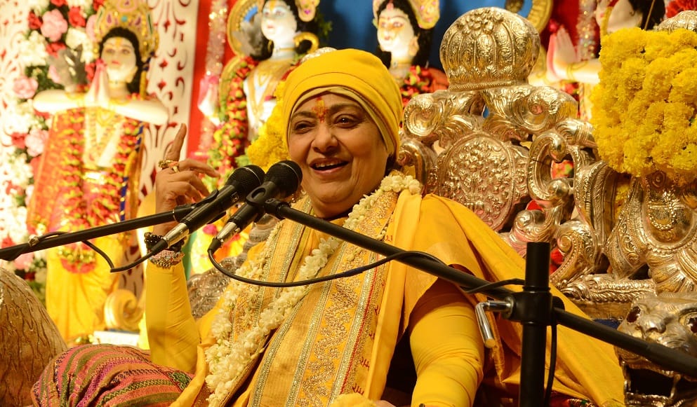 मर्चेंट चेंबर सभागार मे श्री राम कथा कहतीं मंदाकिनी दीदी