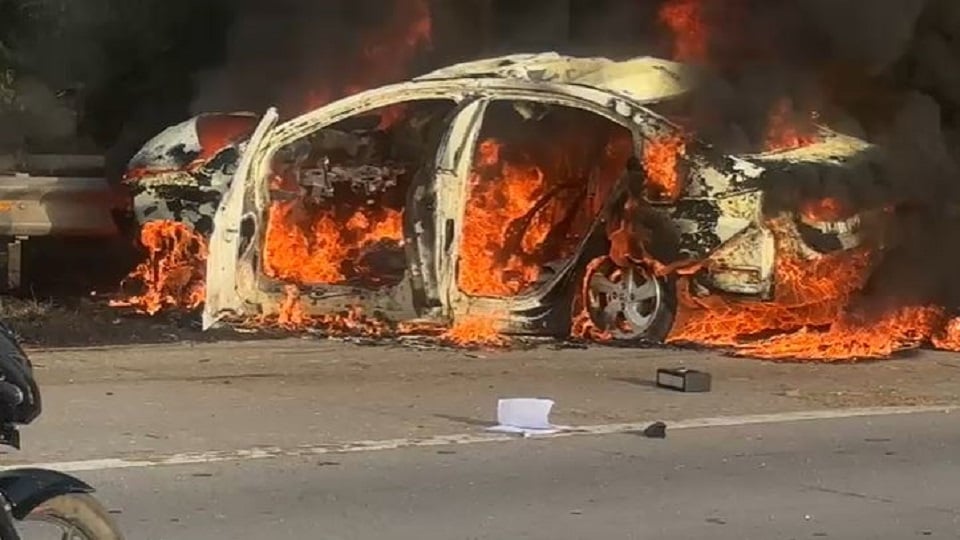 यमुना एक्सप्रेसवे पर भीषण हादसा: पुलिस की गाड़ी से टकराने के बाद जल उठी कार, एक की माैत; महिला समेत तीन घायल