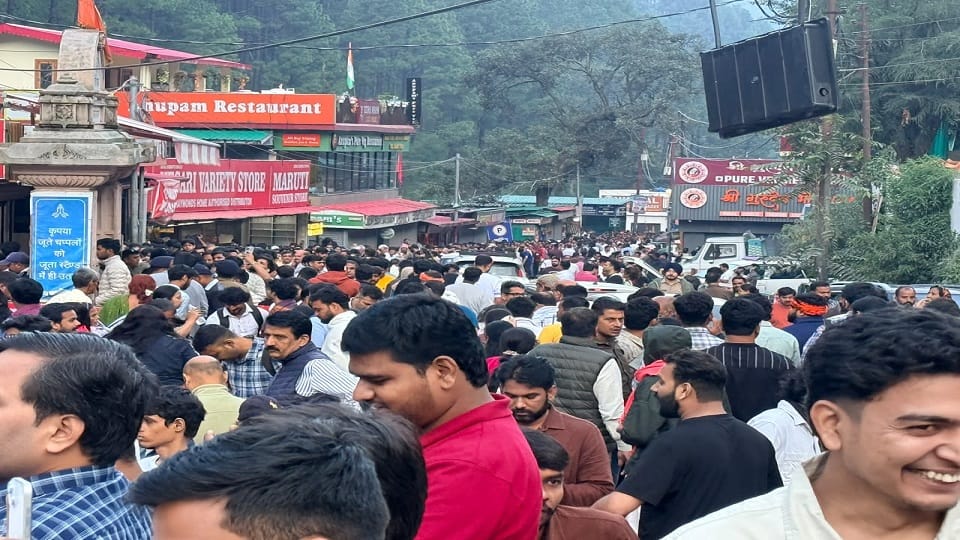 Surge of faith at Kainchi Dham: Queues for darshan since morning.