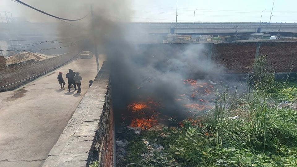 खाली प्लाॅट में पड़े थर्माकोल में लगी आग: दो किमी तक छा गया काले धुएं का गुबार, लोगों की उखड़ गई सांस