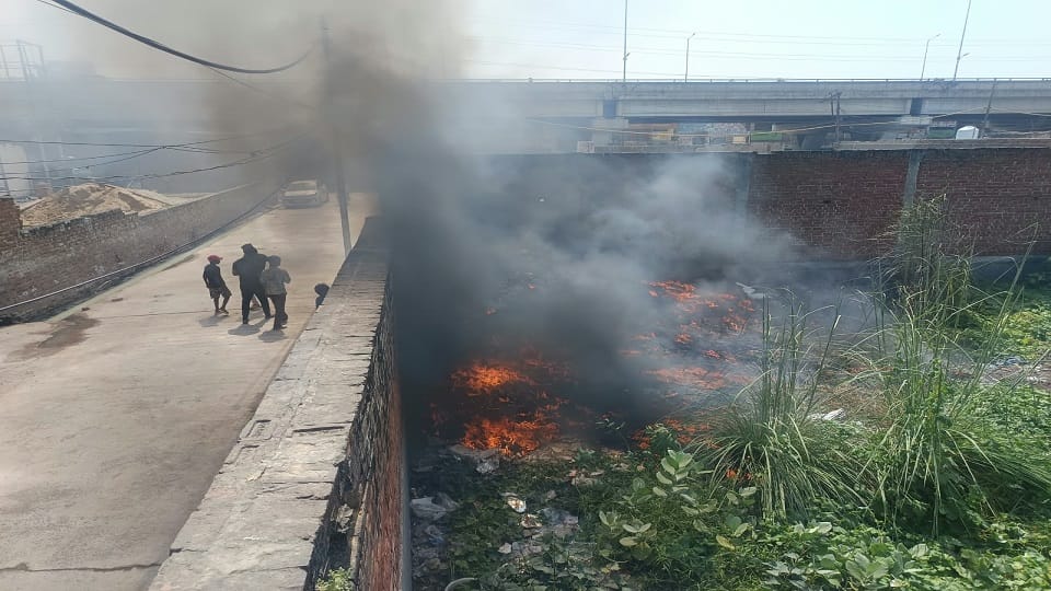 Fire breaks out in thermocol stored in vacant plot plume of black smoke spreads up to two kilometers