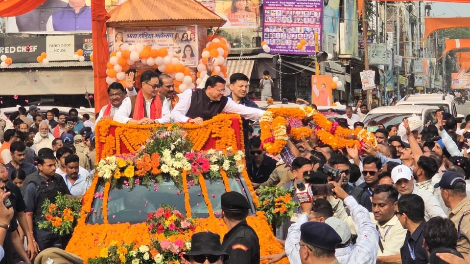 खटीमा में रोड के दौरान सीएम धामी,केंद्रीय मंत्री किरण रिजिजू व जुएल ओरम।