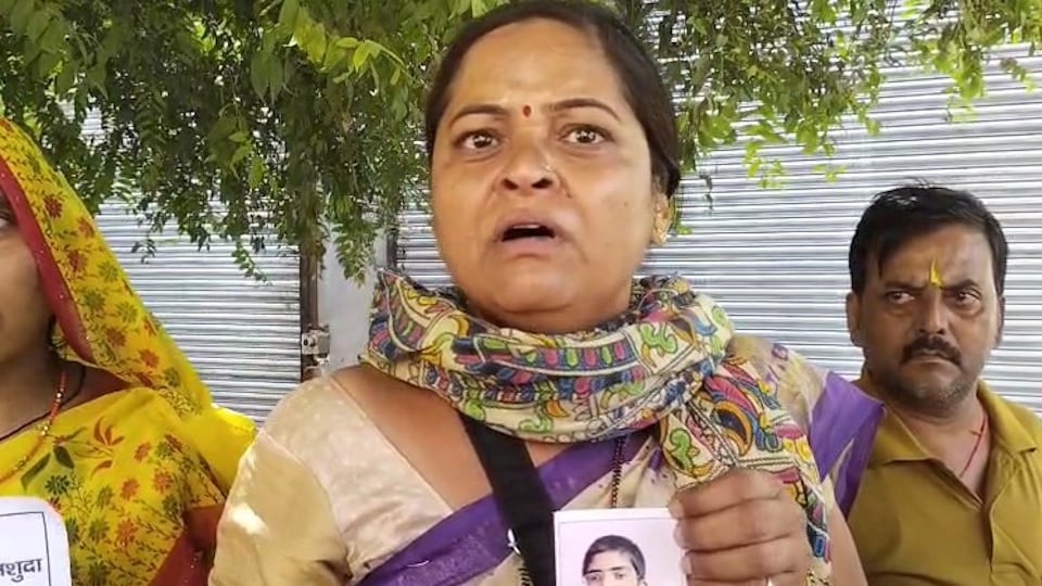 'मेरा बेटा दे दो...': संत प्रेमानंद के आश्रम के द्वार पर फफक पड़ी मां; सत्संग से जुड़ा मन, नहीं लौटकर आया घर