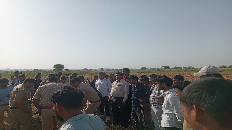 खेत में मिली किसान की अर्धनग्न लाश: फसल की रखवाली के लिए गया था युवक, शरीर पर थे जलने और चोट के निशान