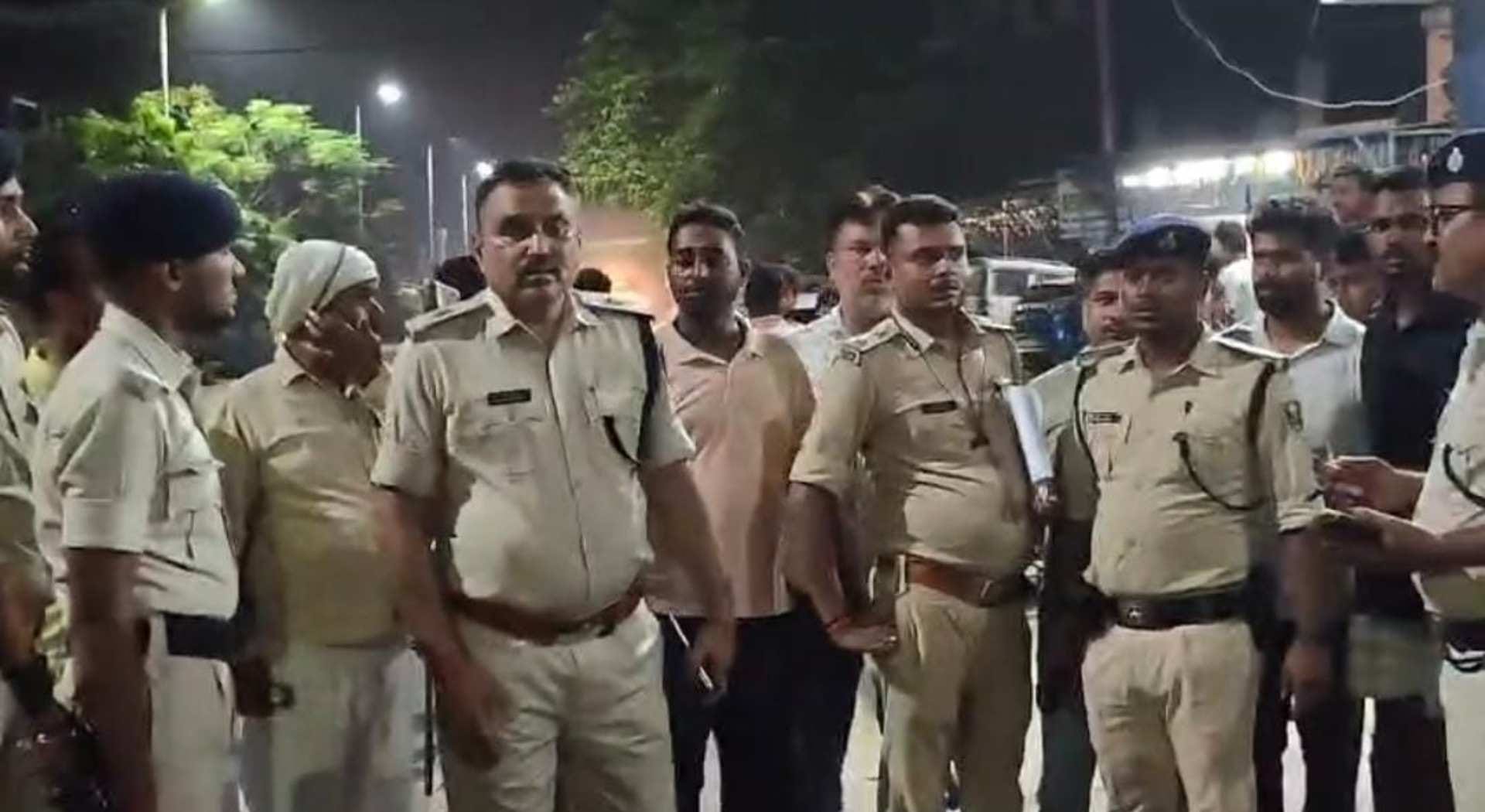 मौके पर मौजूद पुलिस कर्मी