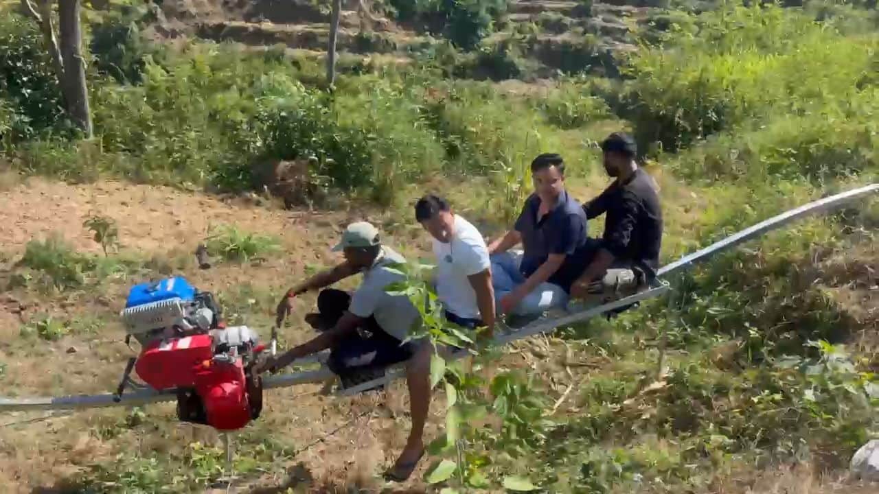 मोनो रेल का परीक्षण करते ग्रामीण ।