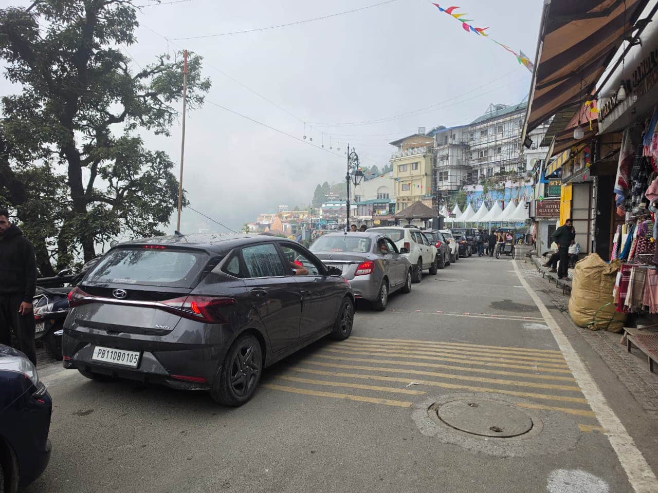 Tourists Huge Crowd in Uttarakhand Nainital Mussoorie Kainchi Dham On Weekend Long Traffic Jam