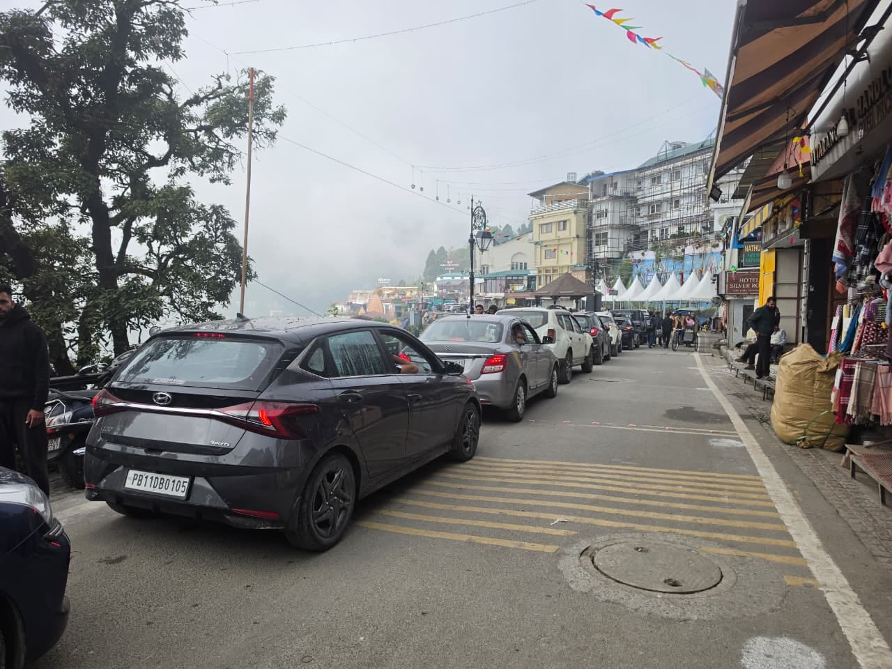 Tourists Huge Crowd in Uttarakhand Nainital Mussoorie Kainchi Dham On Weekend Long Traffic Jam