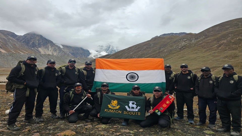 नंदा देवी बेस कैंप अभियान के दौरान तिरंगे के साथ कुमाऊं स्काउट्स की टीम।