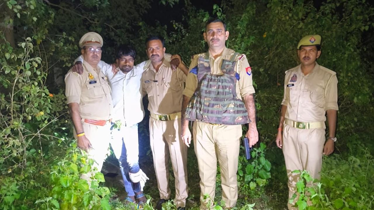 पुलिस गिरफ्त में आरोपी।