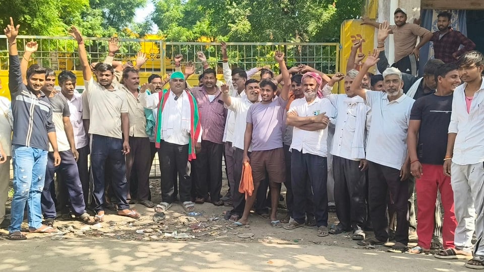 रात में खाद की कालाबाजारी: ग्रामीणों ने घेर ली सहकारी समिति, ट्रैक्टर-ट्राॅली पकड़े; पुलिस हिरासत में दो आरोपी
