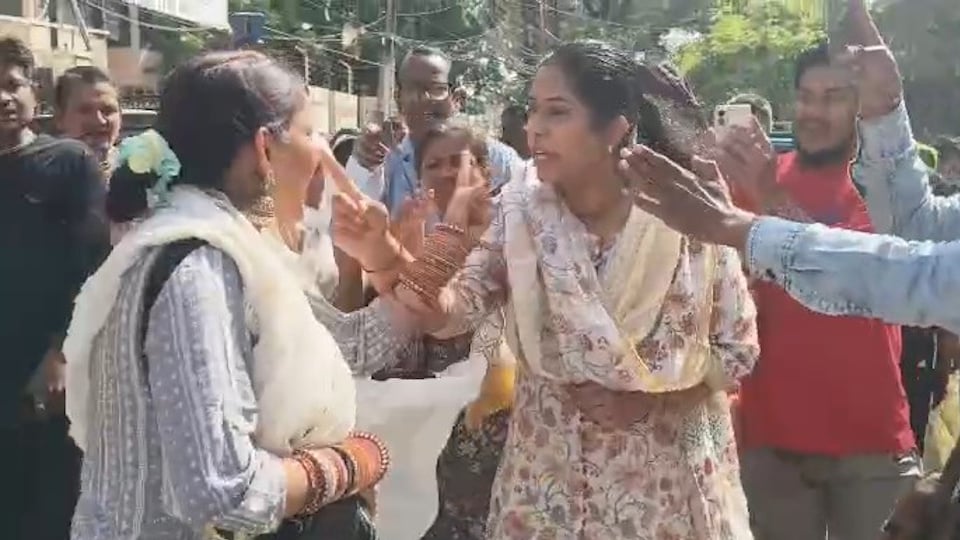प्रेमानंद महाराज के आश्रम पर हंगामा: गेट पर साध्वी के साथ खींचतान, लॉरेंस बिश्नोई की धमकी का आरोप; वीडियो जारी