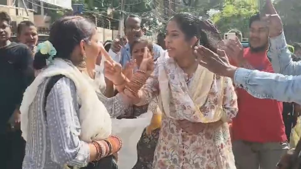 Premanand Maharaj ashram Scuffle with Sadhvi Indulekha at gate allegation of threat from Lawrence Bishnoi