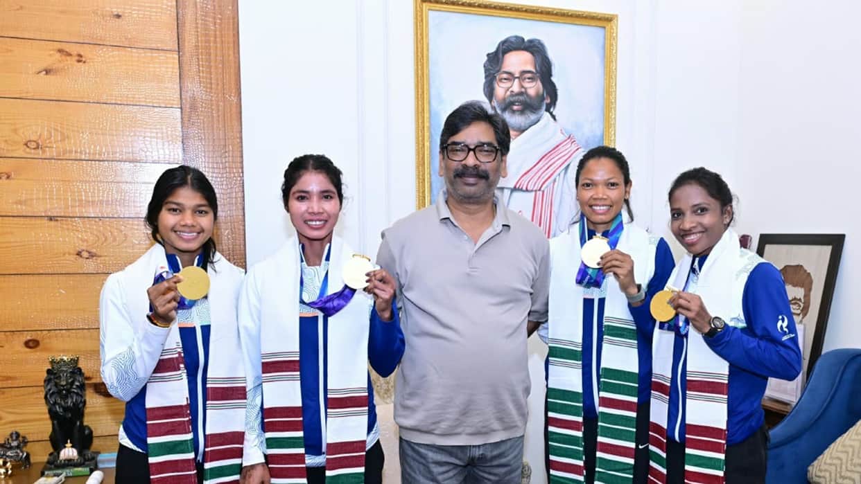 Jharkhand: CM Soren met the four hockey players who won gold at the Asian Games.