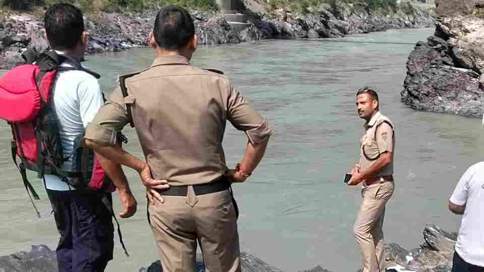Devprayag News Two Youths drown into Ganga strong waves while trying to save a friend
