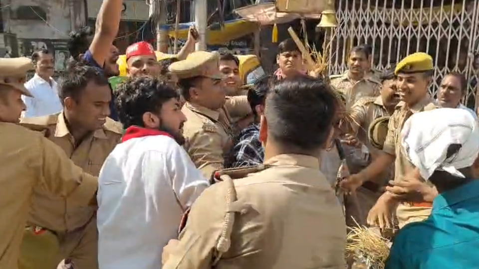 कानपुर: सपाइयों ने निकाला पैदल मार्च, सीईसी का पुतला फूंकने पर पुलिस से हुई भिड़ंत