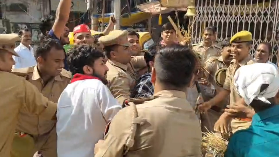 सपाइयों की पुलिस से हुई झड़प