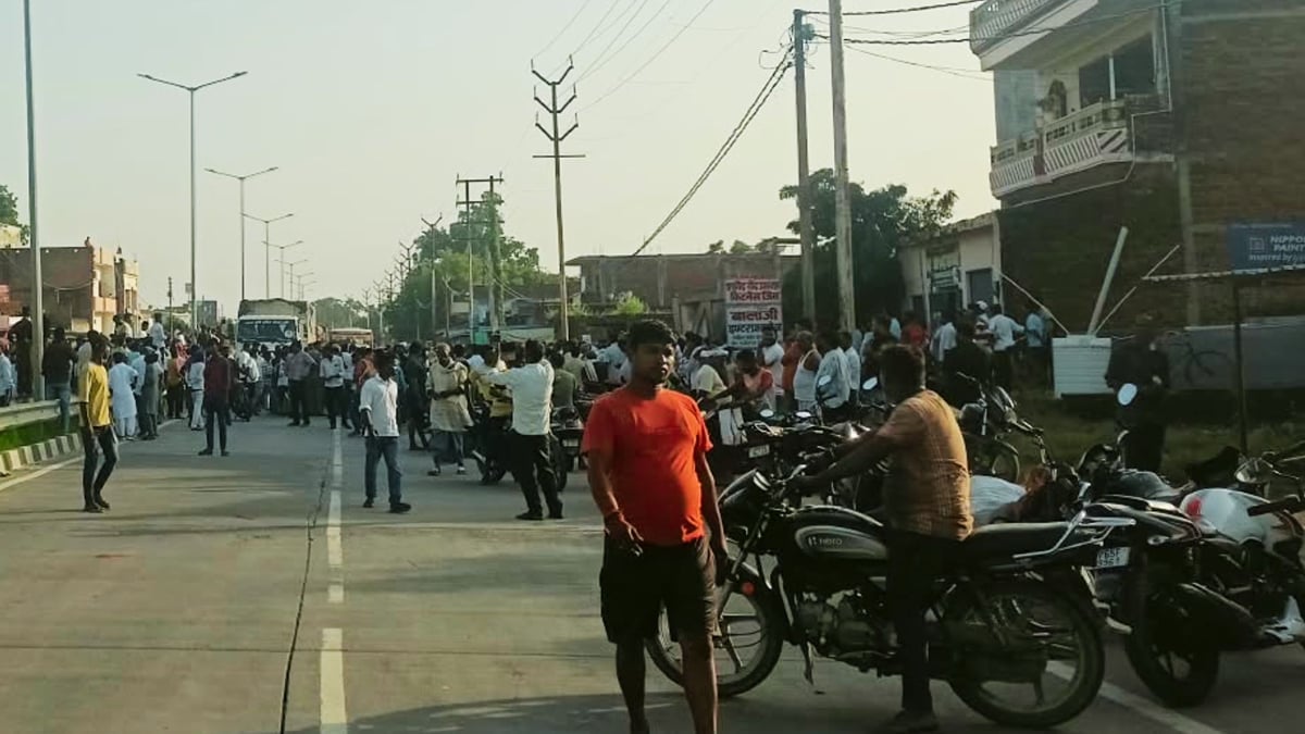 वाराणसी: चमरहा बाजार में घर में घुसा ट्रक, मछली विक्रेता की मौत; ग्रामीणाें ने किया चक्काजाम