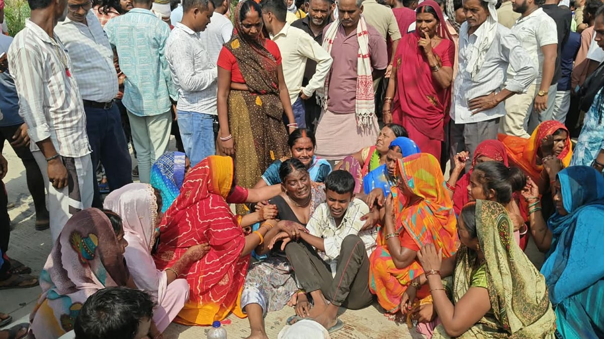 गाजीपुर: वाहन की टक्कर से राजमिस्त्री की मौत, तीन घंटे तक सड़क जाम कर प्रदर्शन; सीसी कैमरे खंगाल जा रहे