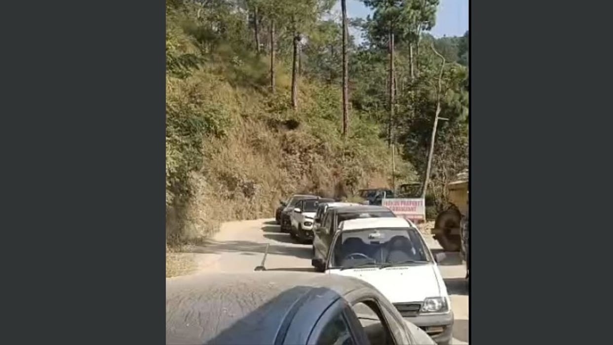 Four hour traffic jam on Chail-Kandaghat road a three-kilometer-long queue of vehicles formed causing inconven