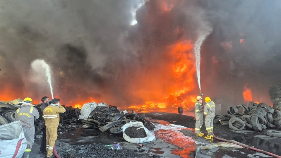 Massive fire at tyre factory in Shikohabad in firozabad