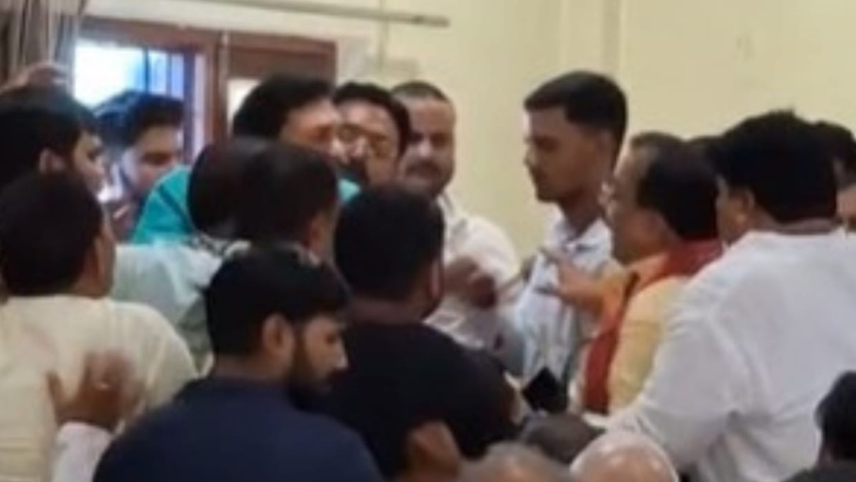 Dispute BJP office in Azamgarh two senior party leaders engaged heated exchange on stage
