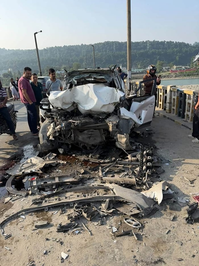 हिमाचल: पांवटा साहिब के पुराने यमुना पुल पर भीषण हादसा, ट्राले से टकराई कार के उड़े परखच्चे, 3 लोगों की मौत