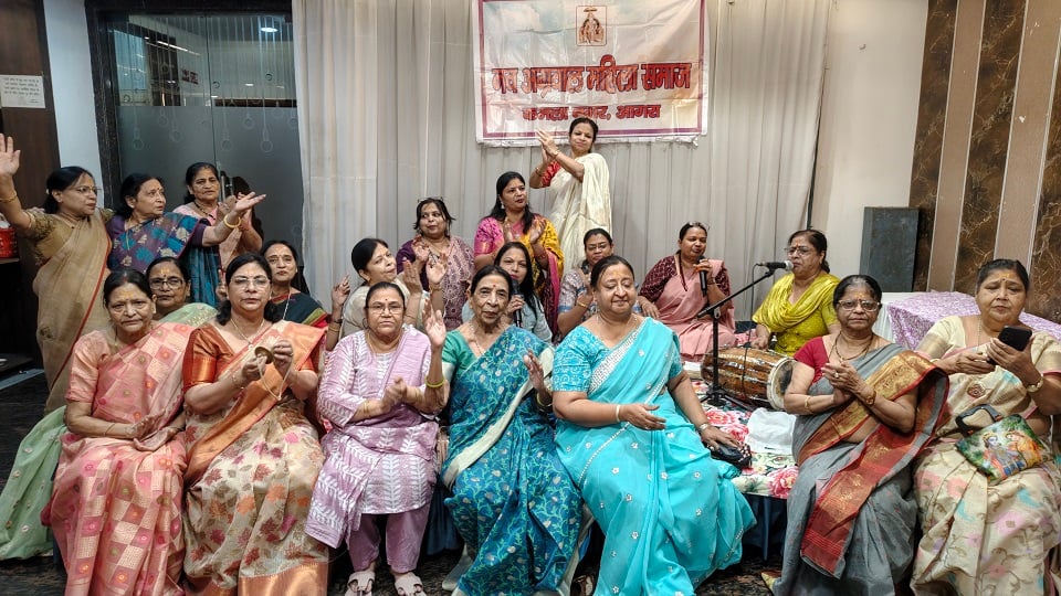 आगरा: भजन संध्या में गूंजे अग्रसेन महाराज के जयकारे, महिलाओं ने प्रस्तुत किया जीवन परिचय
