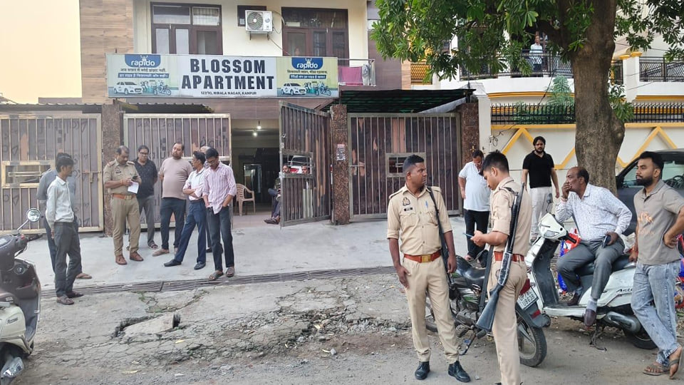 यूपी: डॉक्टर ने अपार्टमेंट के फ्लैट में लाइसेंसी रिवाल्वर से गोली मारकर दी जान,बहू से कहासुनी के बाद उठाया कदम