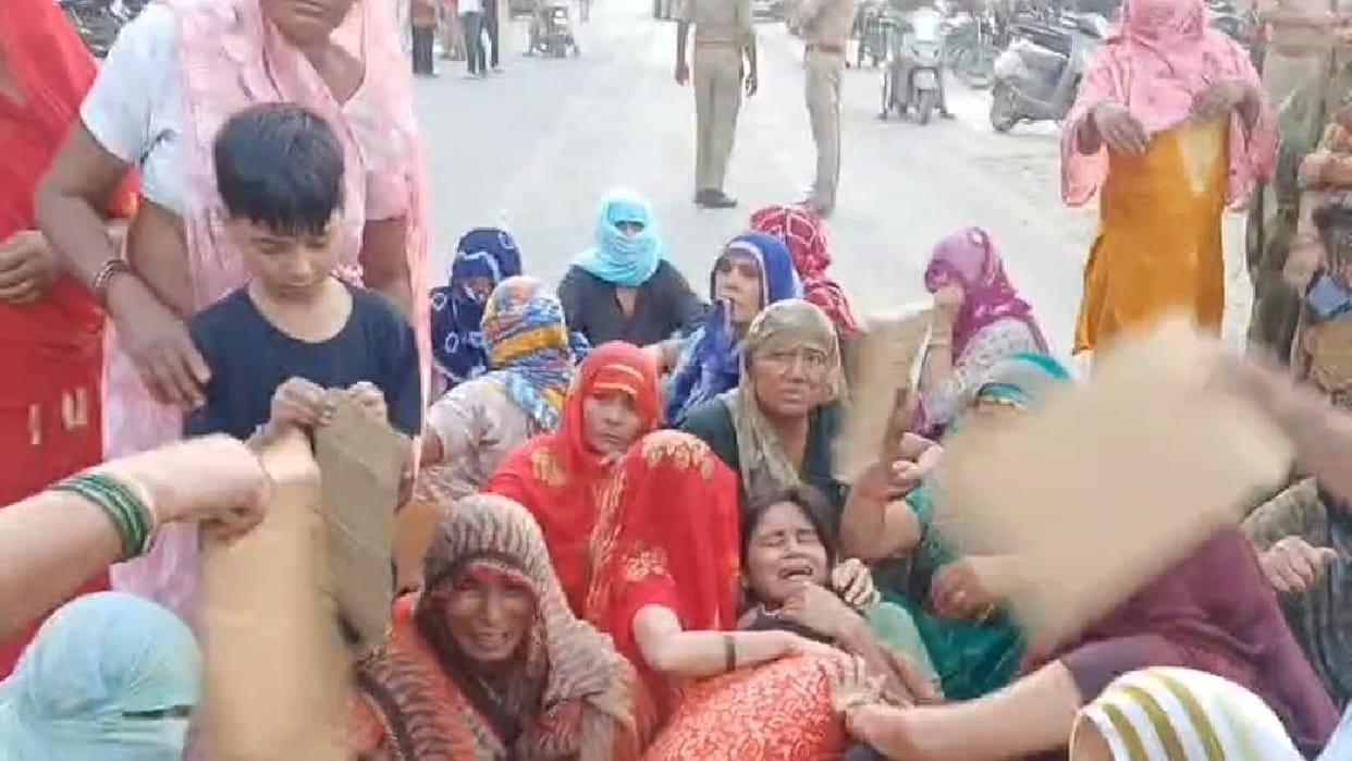 Family members staged a protest outside a private hospital in Jewar by placing body there