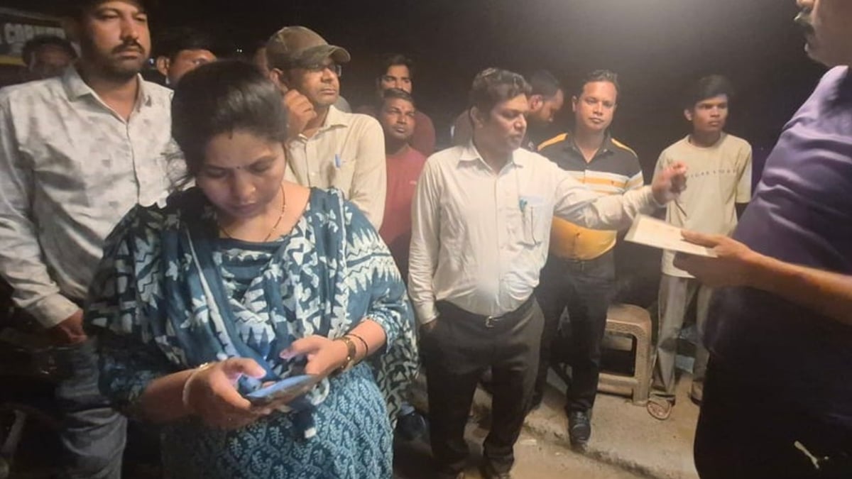 गर्भवती गाय की हत्या के बाद दमोह में एक्शन तेज: मीट दुकान का अवैध निर्माण जेसीबी से ढहाया, दो प्रभारी निलंबित