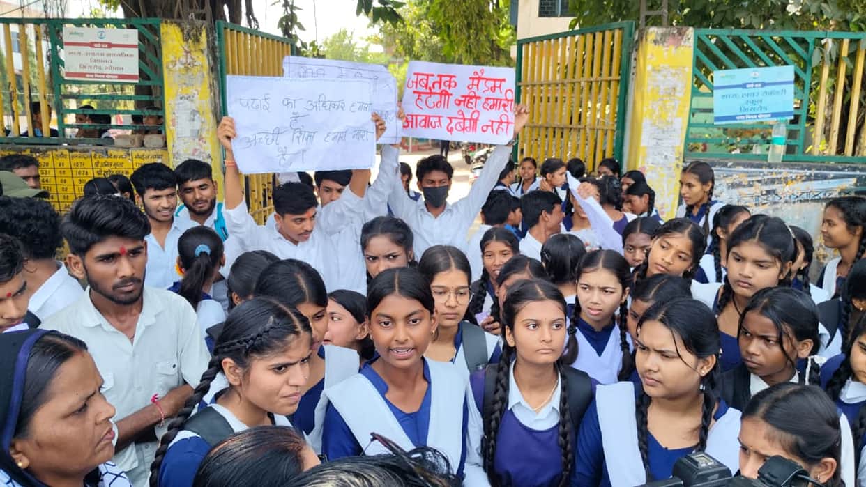 Students abandon studies to take to the streets: Allegations of assault and intimidation against teacher; depa