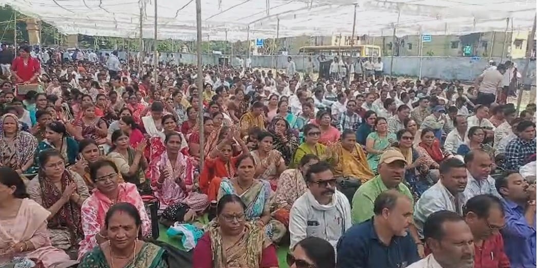 TET application deadline extended to October 11; teachers on hunger strike declare they won't fill out forms,